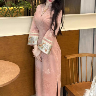 新式 粉色连衣裙改良长裙国风桃花乌龙 秋冬麂皮绒刺绣珠链旗袍长袖