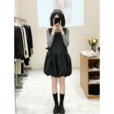 黑色碎花花苞短裙+打底衫