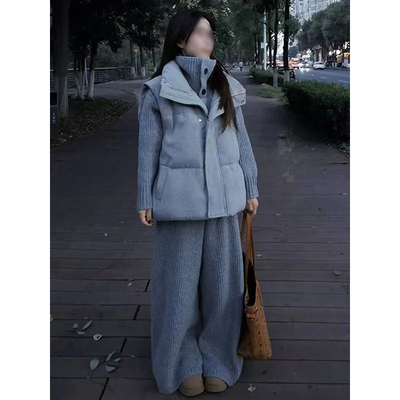 灰色长裤+毛衣开衫+马甲棉服