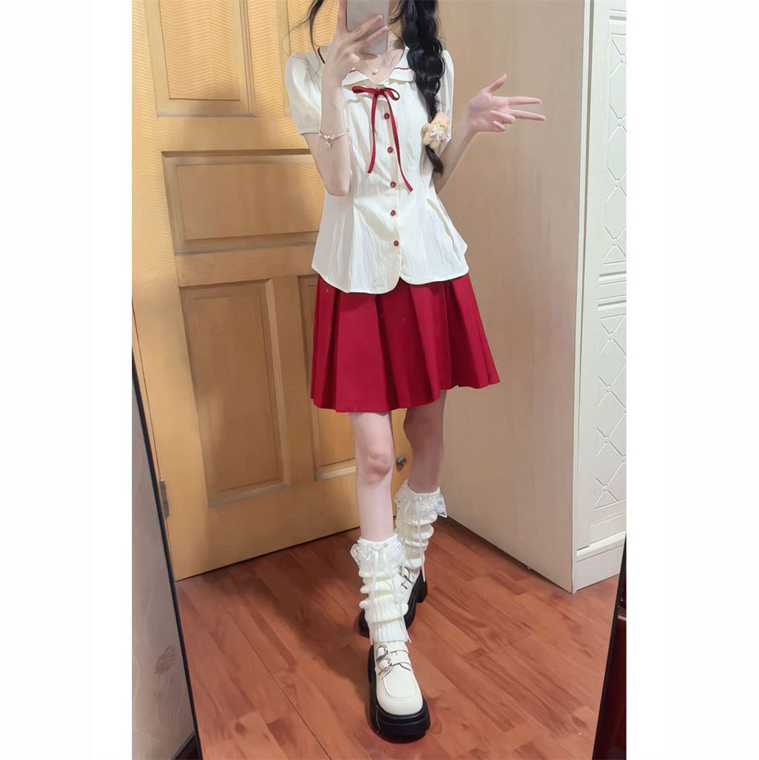 娃娃领衬衫+红色半身裙