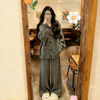 灰色连帽毛衣开衫+阔腿长裤