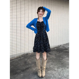 两件套装 法式 温柔淑女风黑色碎花吊带连衣裙搭配蓝色绑带毛衣开衫