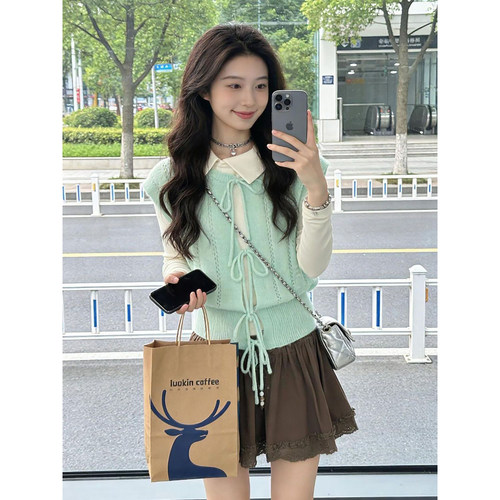 长袖打底衫+薄荷绿针织马甲