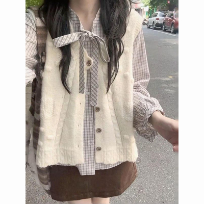 针织马甲开衫+格纹上衣