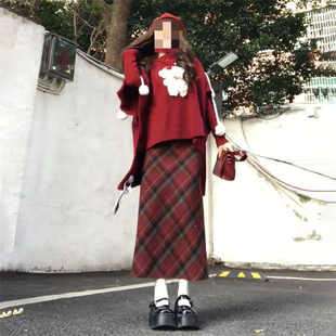 2026新年温柔风红色不规则斗篷套头毛衣+杏色长袖打底衫两件套装