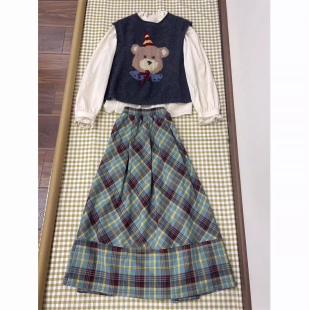 秋冬可爱感小熊提花针织背心马甲毛衣 格纹半身裙三件套穿搭 衬衫