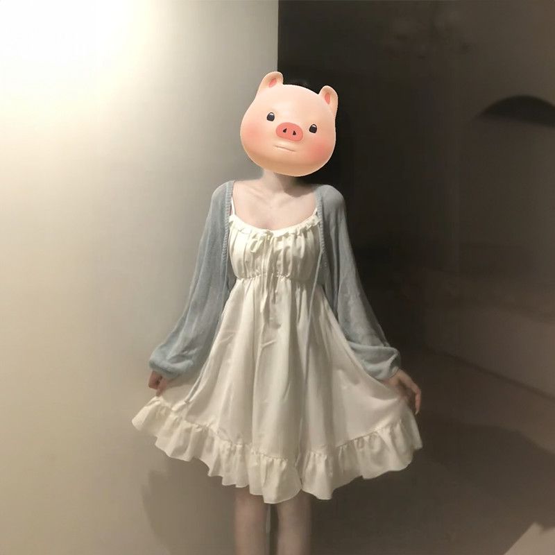 白色吊带连衣裙+防晒长袖披肩