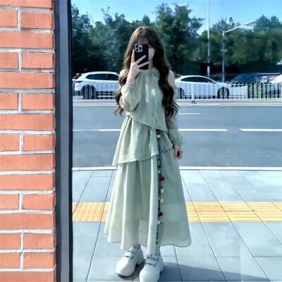 薄荷绿不规则露肩挂脖连衣裙