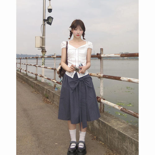 泡泡袖衬衫+高腰格子半身裙