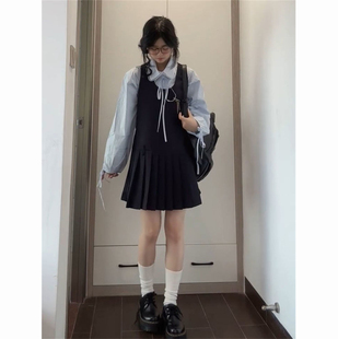 韩式 女学生两件套穿搭 休闲慵懒风百褶背带连衣裙搭配蓝色绑带衬衫