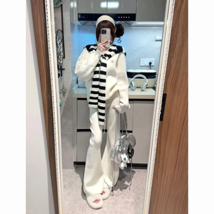 2025秋冬款纯欲辣妹白色长袖刺绣针织毛衣衫搭配条纹披肩两件套装