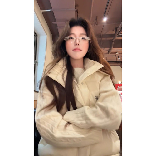 麻花针织毛衣+连帽马甲棉服