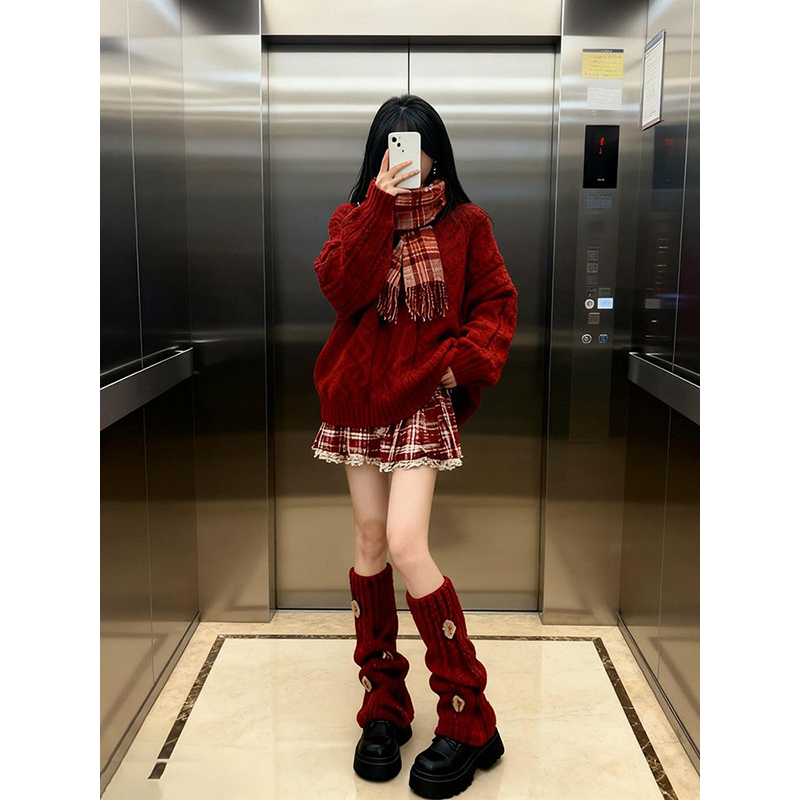 红色麻花毛衣+格纹花边短裙
