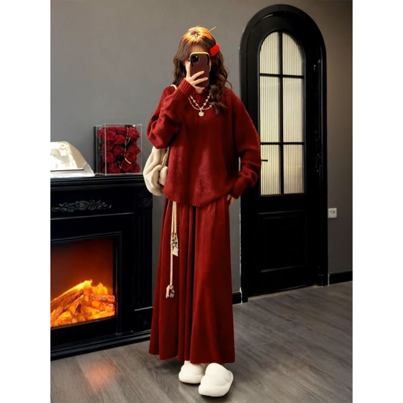 连帽针织毛衣+红色长裙