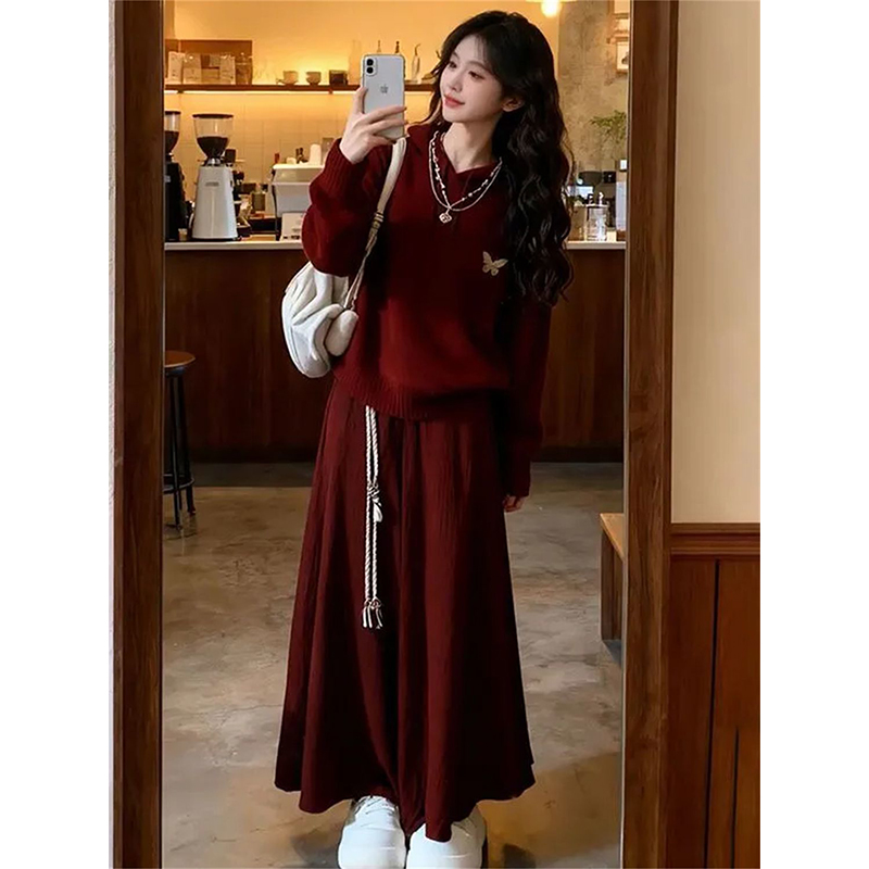 连帽针织毛衣+红色长裙
