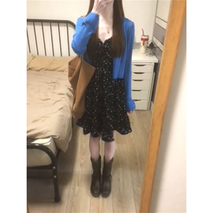 韩系气质温柔学院风黑色碎花吊带连衣裙搭配蓝色针织开衫 两件套装