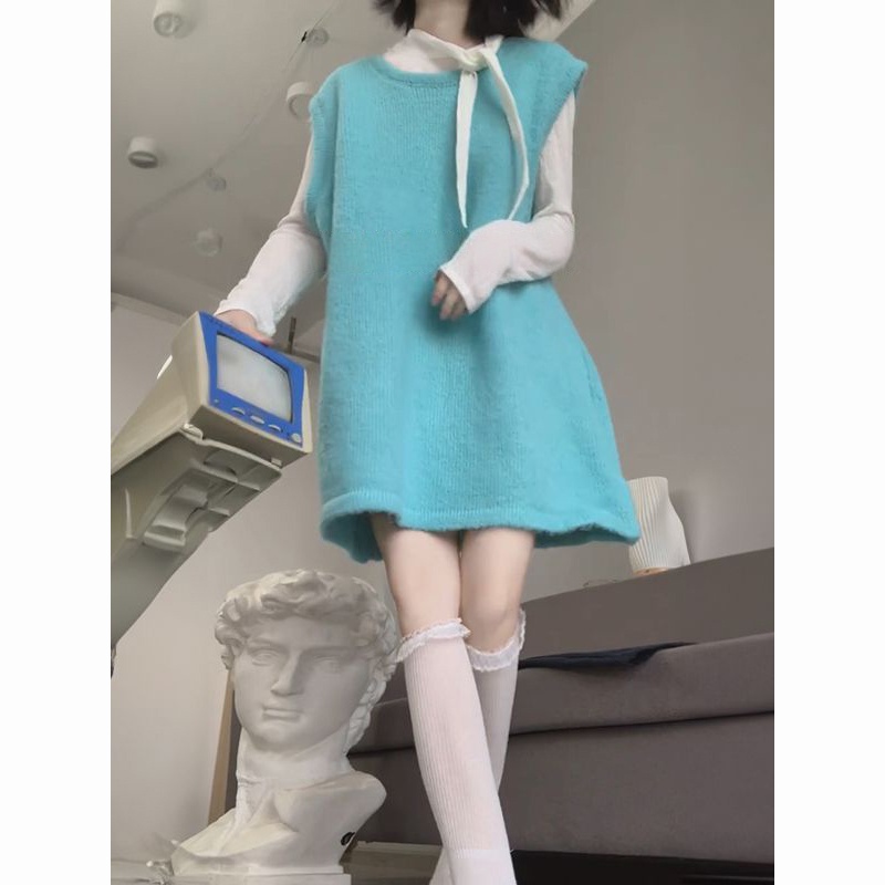 蓝色马甲背心+长袖上衣