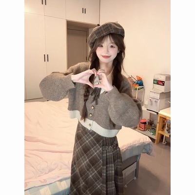 假两件毛衣开衫+格纹半身裙