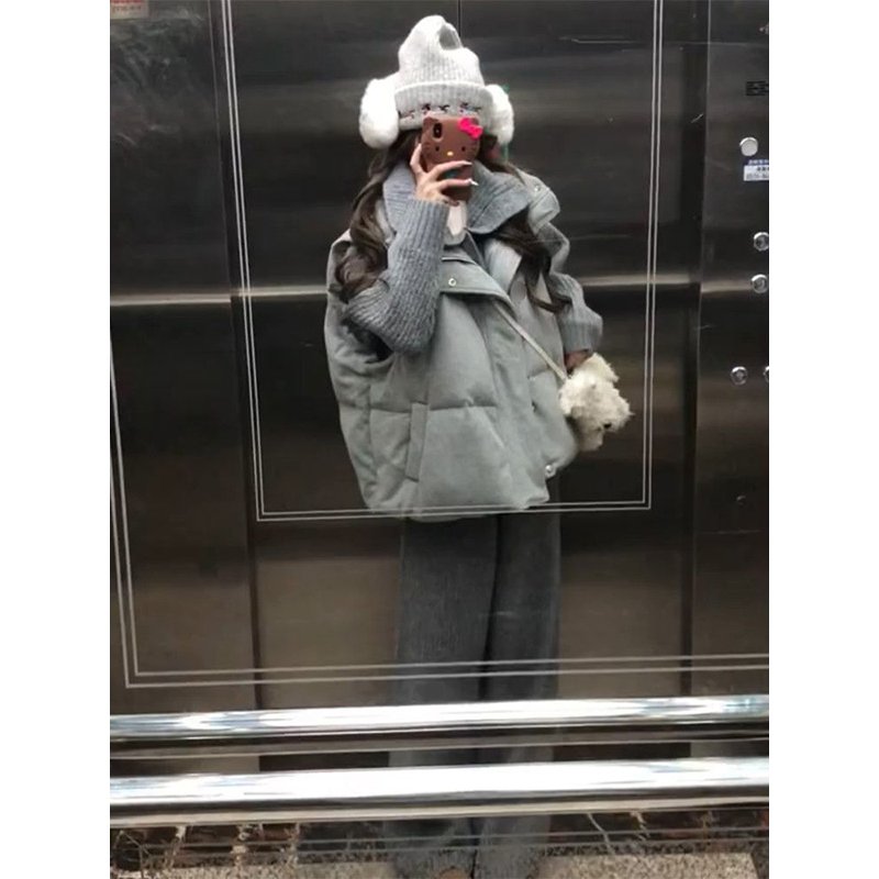 灰色长裤+毛衣开衫+马甲棉服