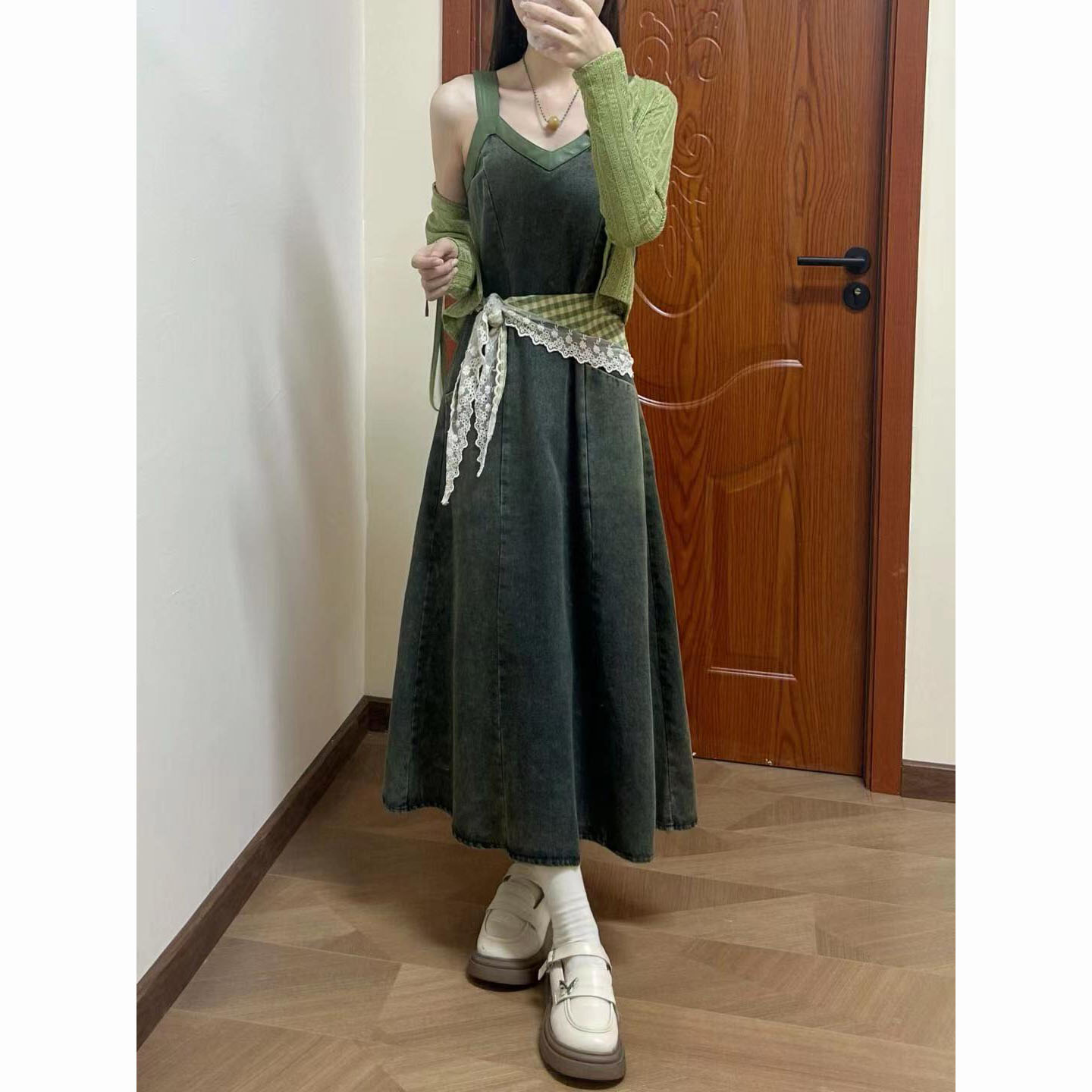 牛仔背带连衣裙+绿色防晒披肩