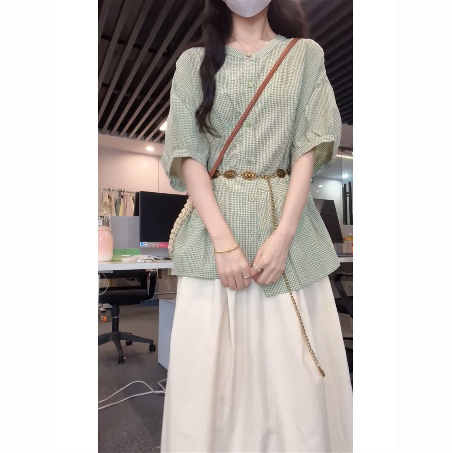 绿色条纹衬衫+杏色半身裙