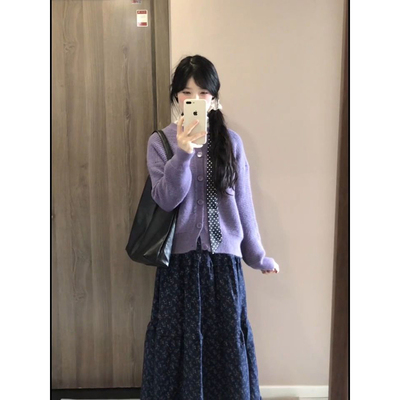 紫色毛衣开衫+碎花半身裙