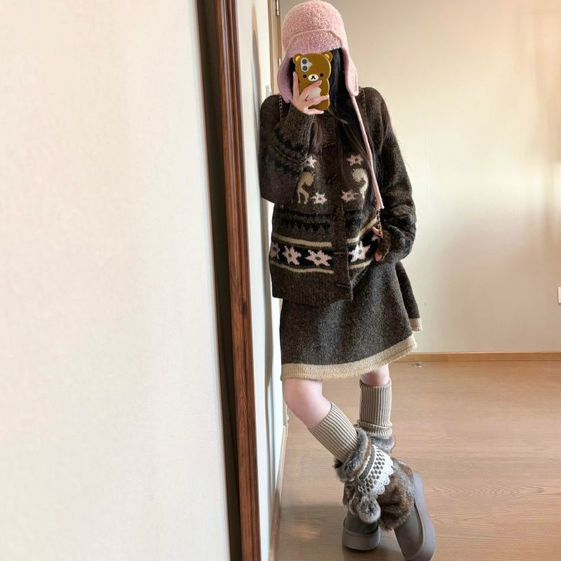 秋冬复古温柔慵懒感牛角扣提花针织毛衣开衫搭配高腰短裙两件套装