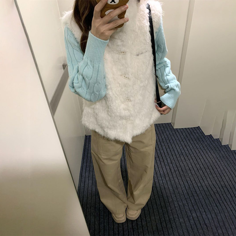 毛茸茸马甲背心+蓝色毛衣开衫
