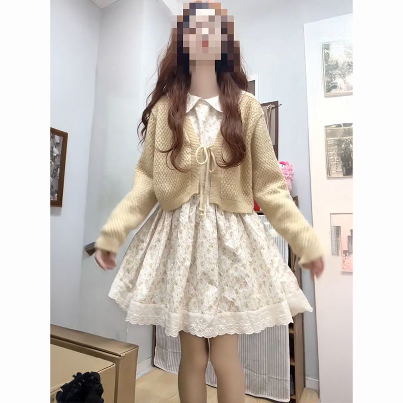 绑带毛衣开衫+娃娃领碎花连衣裙
