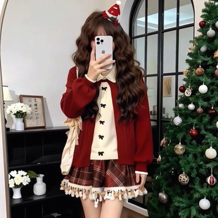 搭配红色格纹短裙两件套装 旦假两件蝴蝶结毛衣开衫 温柔新年元 冬季
