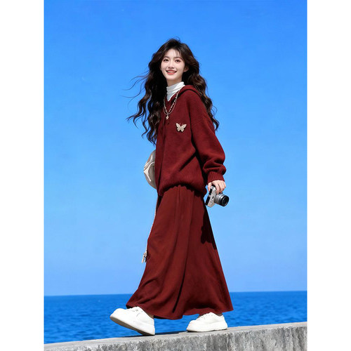 红色半身裙+连帽针织毛衣