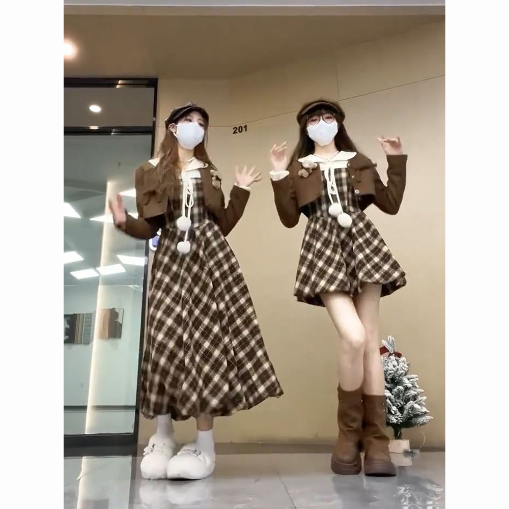 棕色短款外套+格纹花苞连衣裙