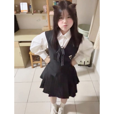 白色衬衫+黑色背带短裙