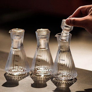 高档轻奢中式白酒杯分酒器套装家用玻璃一口杯小酒盅带刻度分酒壶