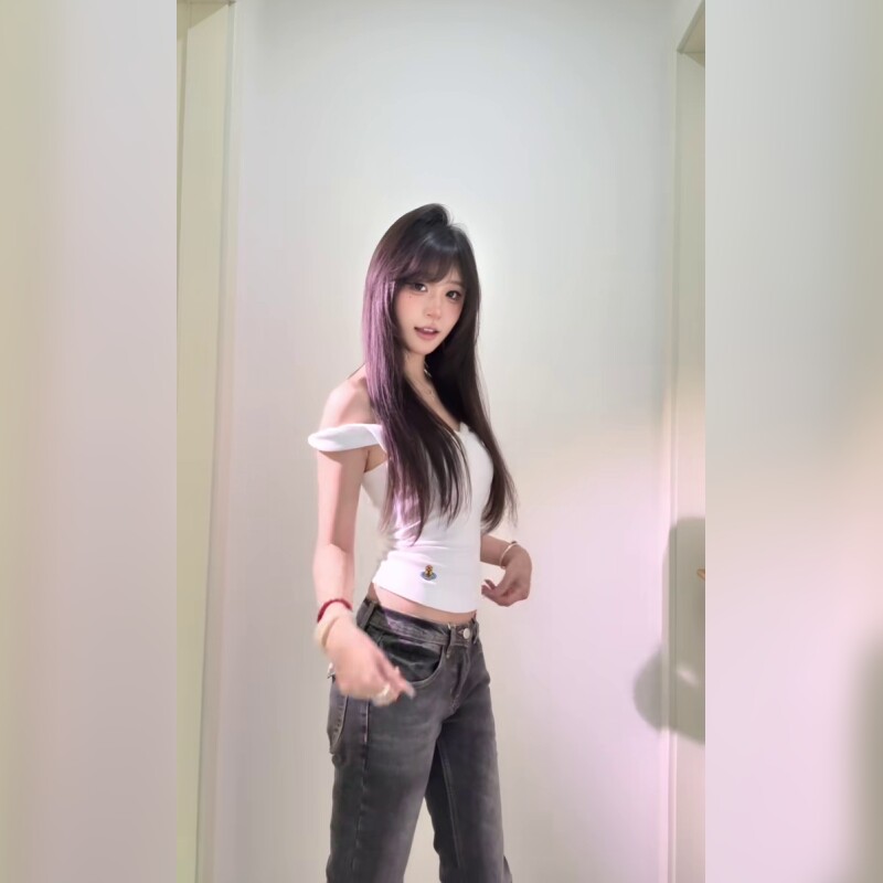 展现时尚魅力的低腰牛仔裤直筒款适合日常穿搭的潮流单品