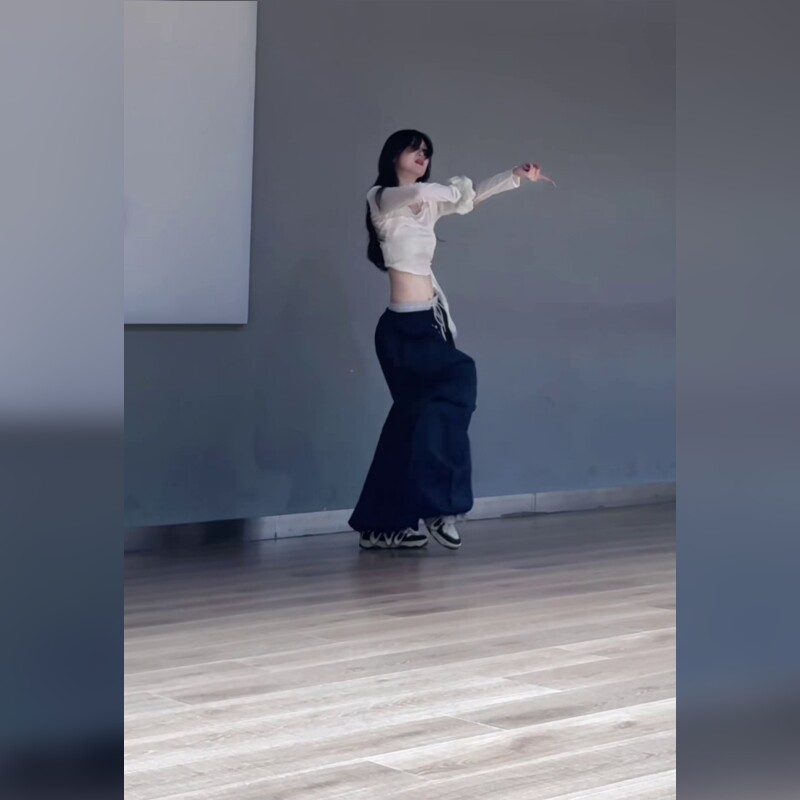时尚低腰牛仔裤阔腿裤宽松版型展现个性风格舒适百搭常规款式