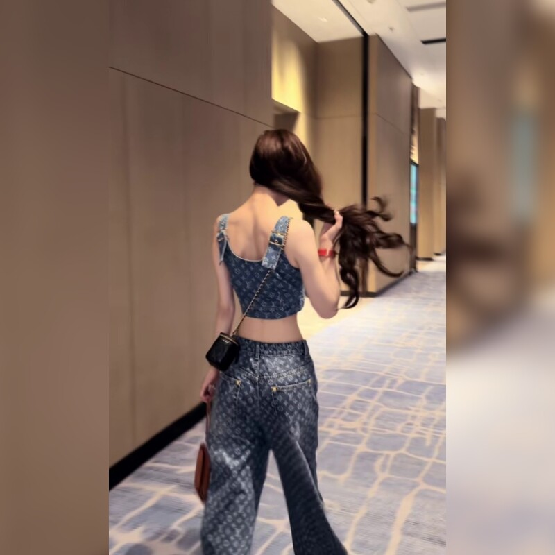 时尚低腰牛仔裤阔腿裤常规版型展现随性洒脱风格轻松打造潮流穿搭