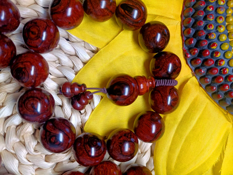 海南黄花梨手串1.8鬼脸满瘤疤