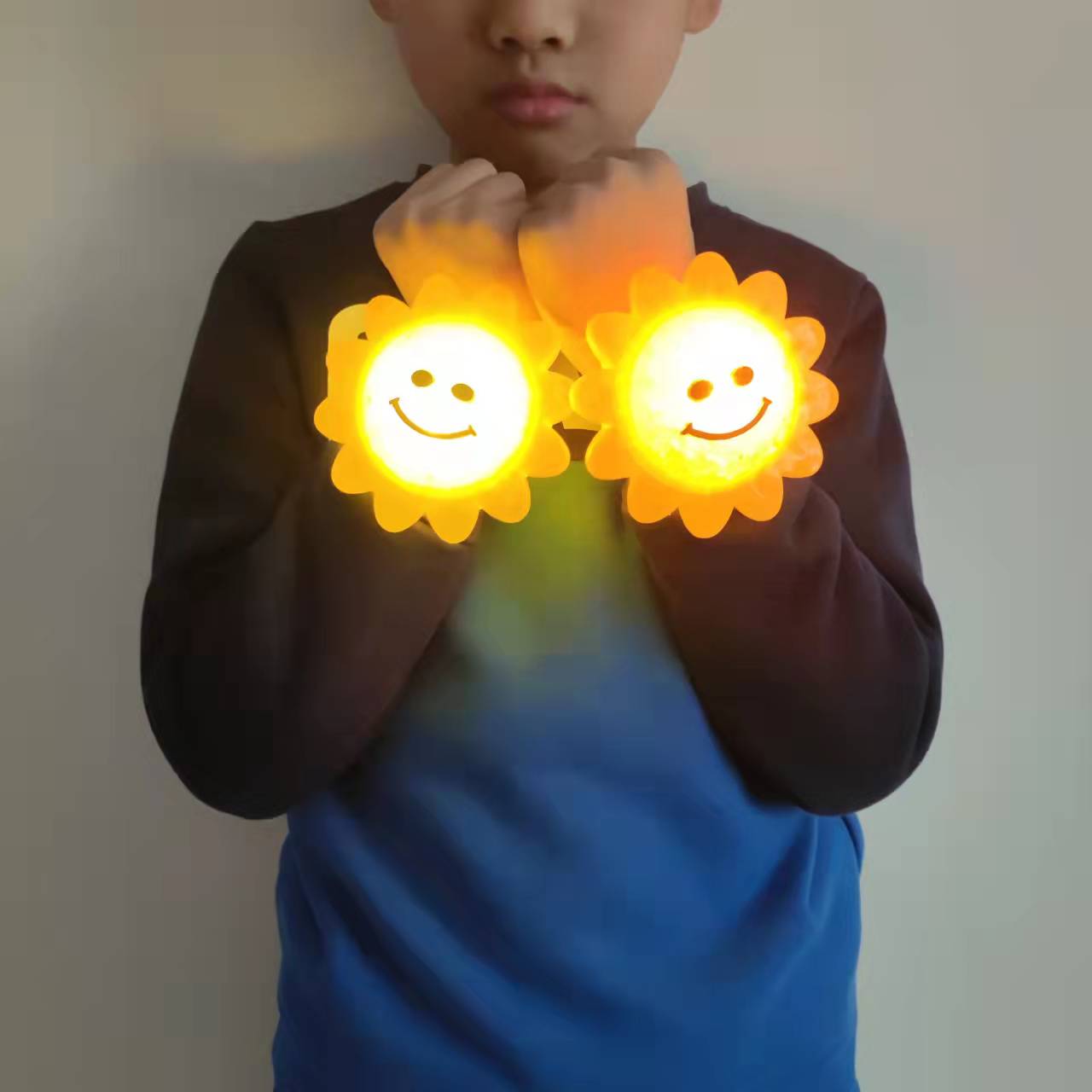 手拿發光向日葵燈舞蹈道具太陽花