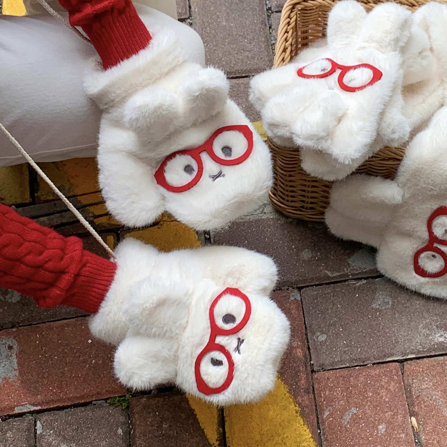 白色小兔全包毛绒手套女生秋冬季保暖加绒加厚骑行挂脖防寒手套潮