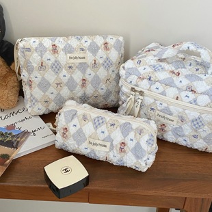 卡通小熊化妆包女2025新款可爱大容量拉链收纳包护肤品洗漱收纳袋