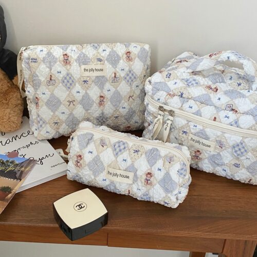 卡通小熊化妆包女2025新款可爱大容量拉链收纳包护肤品洗漱收纳袋