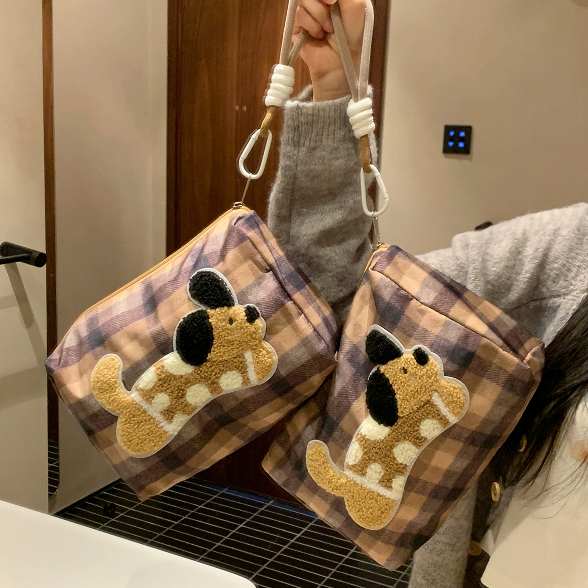 格纹小狗化妆包大容量旅行出差便携收纳包洗漱包可爱卡通手拎包女