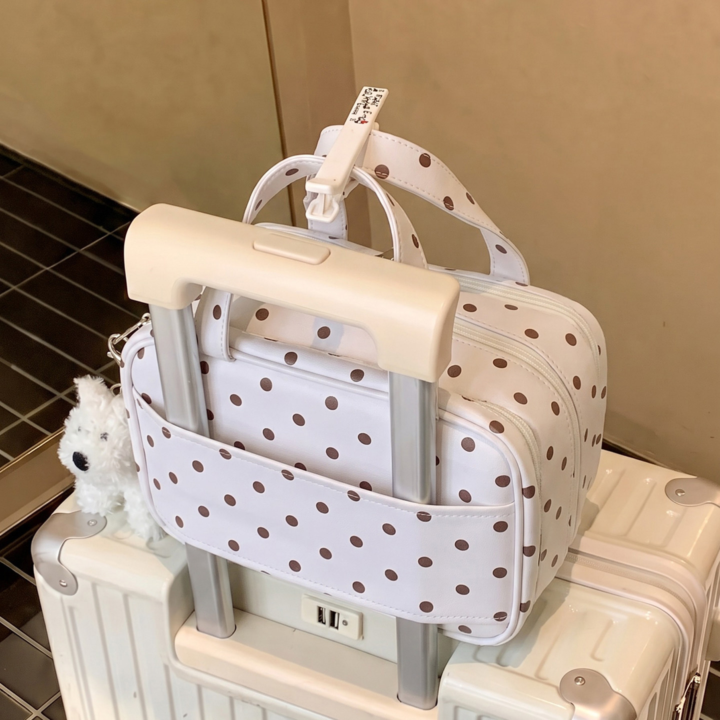 米白波点化妆包女大容量便携旅行洗漱包化妆品包收纳包可挂行李箱图片