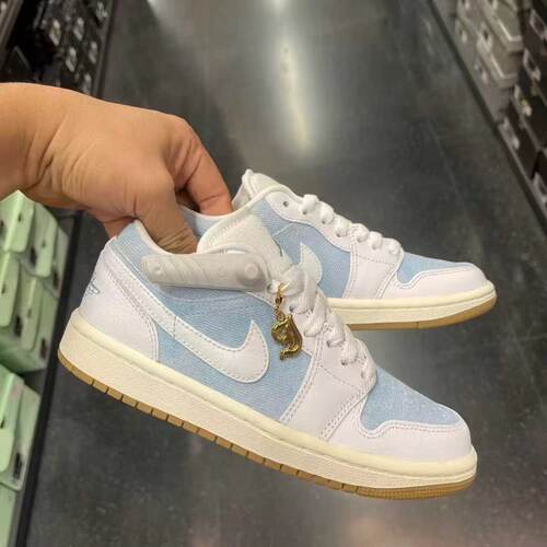 耐克 Nike Air Jordan 1 女子防滑低帮复古休闲板鞋 HQ2004-400