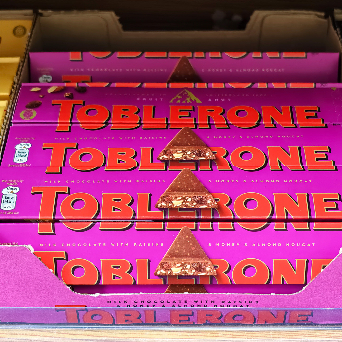 进口Toblerone瑞士三角葡萄干牛奶巧克力蜂蜜杏巴旦木100g 零食