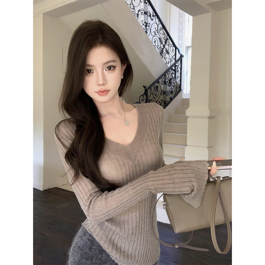 洗水纯欲辣妹性感v领上衣女秋喇叭袖针织美拉德加厚毛衣