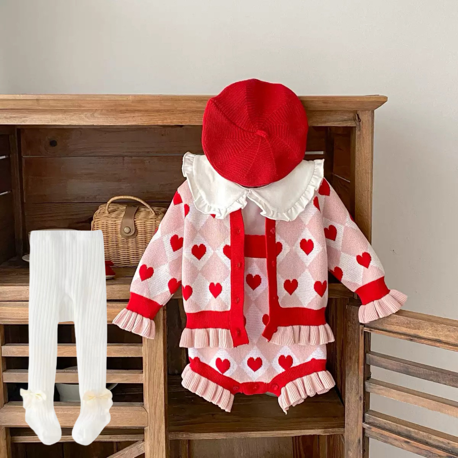 婴儿针织包屁衣女宝宝春秋季洋气毛衣外套背带裤套装外出拍照衣服