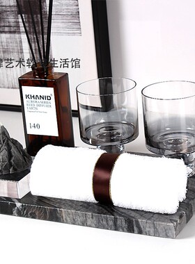 样板房间卫生间毛巾软装饰品香薰蜡烛水杯条纹托盘卫浴展厅摆件台