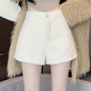 白色毛绒短裤女秋冬季加厚保暖外穿靴裤高腰辣妹小香风休闲阔腿裤